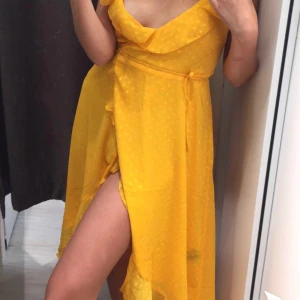 Sommarklänning - Säljer min superfina klänning från Cubus, endast använd en gång. Prislapp sitter kvar.  Storlek 34 men passar mig perfekt som har 36/38 i allt. Köparen står för frakt