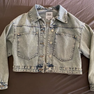 Stentvättad jeansjacka - Ljusblå stentvättad jeansjacka från zara med två stora fickor framtill, strl xs men är som en s. 200kr + frakt