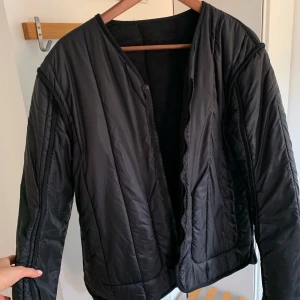 Our Legacy jacka - Our legacy work shop. Kan användas på två sätt, som visas på bilderna! Höst/vår jacka. Boxig look, lite over size. Storlek 48. Hel och ren.