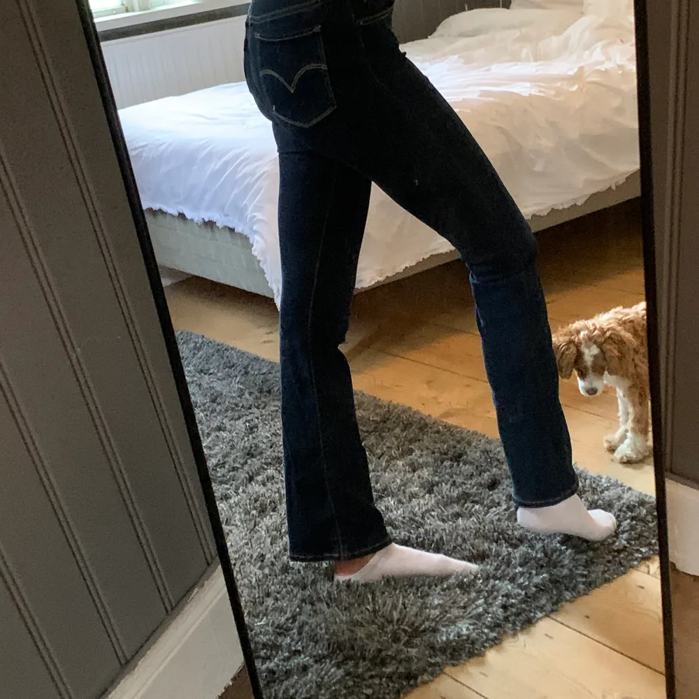 Superfina Low Rise bootcut jeans från Levis i storlek 27 vilket passar S🦋 Passar mig som har långa ben! . Jeans & Byxor.