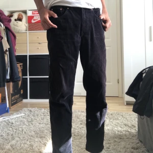 Svarta Manchester byxor - Svarta Manchester byxor från vailent, Carlings märke. Säljer då de är för små för mig. Jag är 172 cm. Pris kan diskuteras, budgivning om fler är intresserade, frakt tillkommer