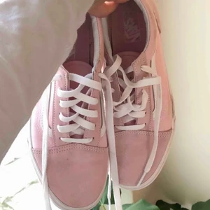 Old skool vans rosa - Rosa vans i storlek 37 (23.5 cm) köpta här på plick men har aldrig använt dem sen dess så säljer de vidare. Urgulliga och perfekta sommarskor. 