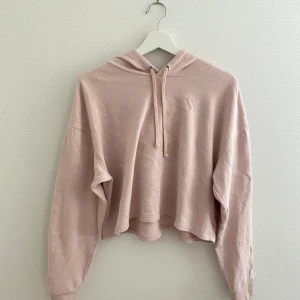 Gammelrosa hoodie - Gammelrosa croppad hoodie från H&M:) Frakt: 45kr