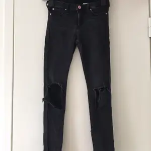 Jeans köpta på H&M för några år sen och sedan dess väl använda, men i bra skick (hålen har blivit lite större genom åren) 🖤 Säljer pga att de är för små för mig. Nypris: runt 100 kr. Frakt tillkommer. I barnstorlek 🖤