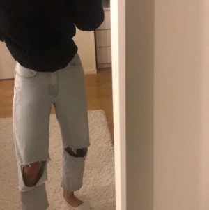 Jeans med hål - Säljer mina jätte snygga jeans!! Endast använda 2 gånger, då jag redan har liknande par. 