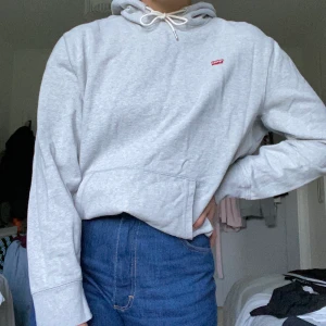 levis hoodie - en jättecool grå levis hoodie som är i väldigt bra skick, passar XS-M beroende på hur du vill att den sitter. såhär sitter den på M
