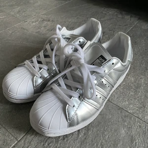 adidas skor - äkta adidas skor som bara använts en gång 💕 vanliga i storleken