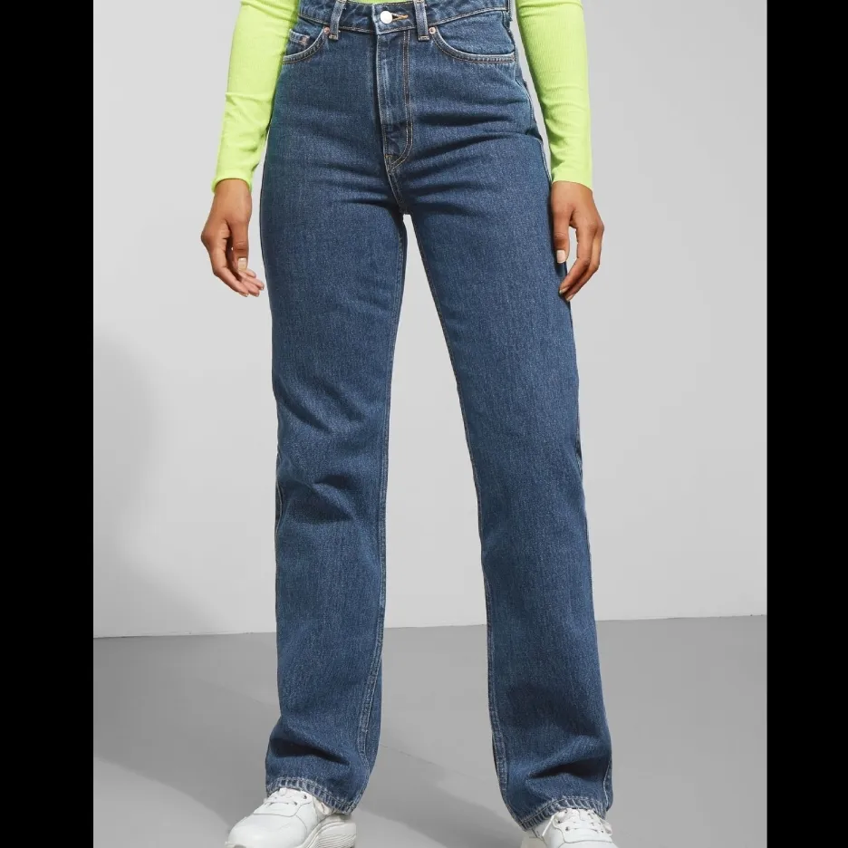 Säljer mina favorit byxor. Row jeans från weekday i strl 28/30 i färgen win blue. Väl använda men skulle inte säga att det syns på dem. Säljer då de tyvärr blivit för stora. Köparen står för frakten men kan mötas upp🥰. Jeans & Byxor.