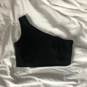 One shoulder crop  - säljer denna snygga toppen från weekday! frakten ingår 🖤