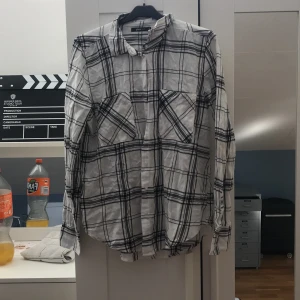 Skjorta - Vit skjorta som är rutig. Kan knytas runt midjan. Från Gina Tricot. Strl 36. Kan skicka, köpare står för frakt. 