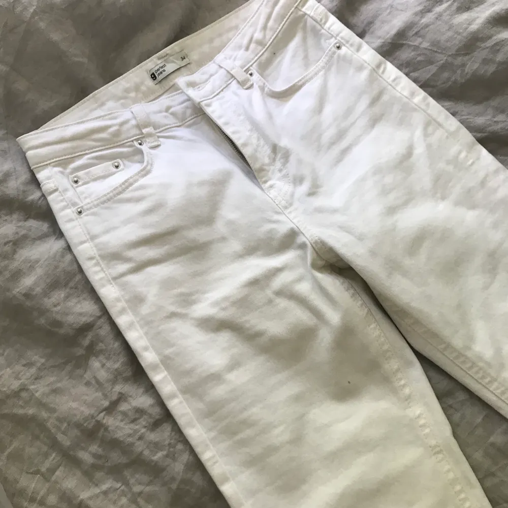 Supersnygga vita Jeans från Ginatricot som tyvärr är lite för små för mig. Var lite väl optimistisk när jag köpte dem haha! Använda max 2 ggr. Du står själv för frakt. 😊. Jeans & Byxor.