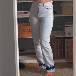 ett par vita jeans med blått längst ner! endats använda en gång då det är lite långa på mig (jag är 160 cm) <3 möts upp eller fraktar!!