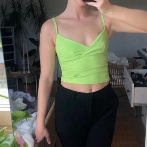 Grönt linne - Limegrönt linne som aldrig kommer till användning. Superfiiiint. Storlek s/m men sitter bra på xs också. Köpt på second hand så jag vet tyvärr inte märket.