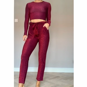 Rött set americandreams  - Ett rött glittrigt set i XS från americandreams i superstretchigt material. Oanvänt. Kan även köpas separat!