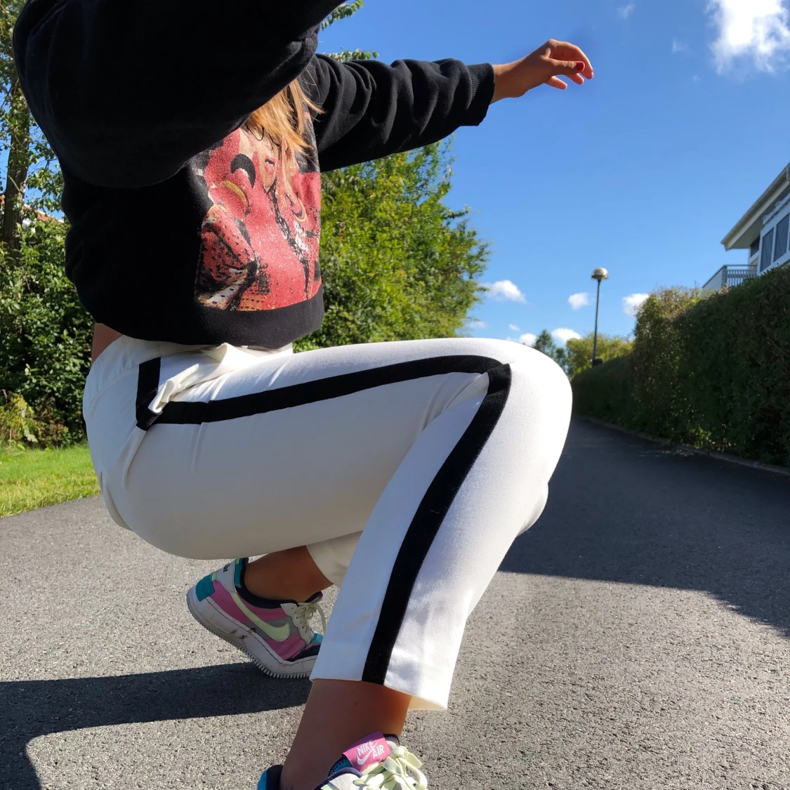 Vita kostym byxor med svart rem - 90