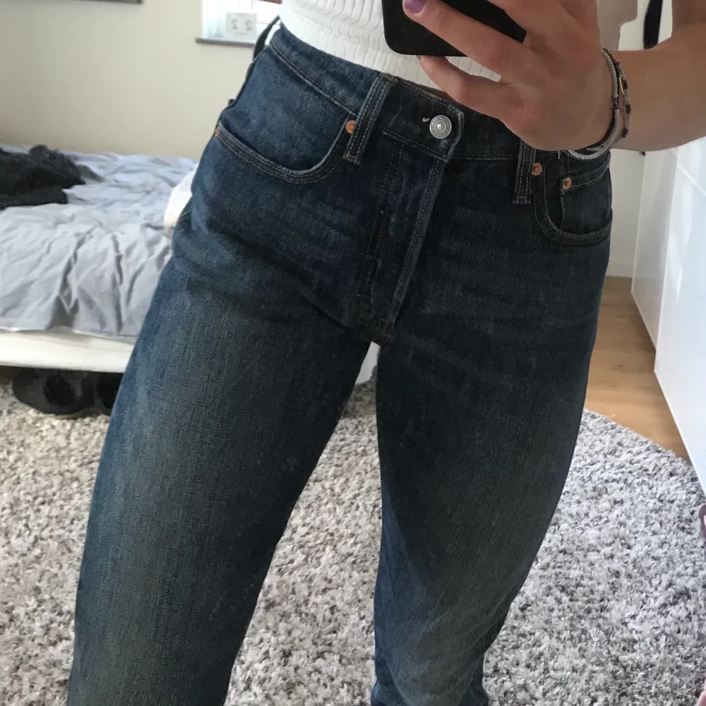 Fina Levi’s jeans i modellen 501, storlek 26/32. Säljer då de är lite för stora. Superfint skick!💙. Jeans & Byxor.