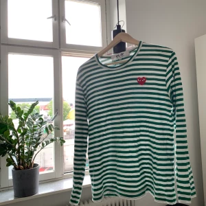 Comme des garçons  - Säljer en tröja från Comme des garçons som inte används längre, storlek Medium. Den är liten i storleken, skulle säga att den är mer lik Small