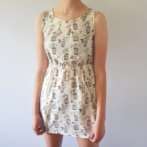 Söt fågel klänning  - Supersöt klänning med fickor från Mela loves London. Är i storlek 8 (ca S). Säljer för 65kr exklusive frakt (44kr). Bjuder dock på frakten vid köp över 300kr. 