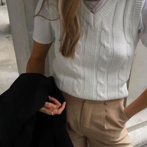 Söker väst✨🥰 - Hejsan! Söker väst som man kan ha över t-shirts✨ Om du har en väst som du kan tänka sälja för att rimligt pris, kontakta mig gärna🤩 Färg och storlek spelar ingen större roll!❤️