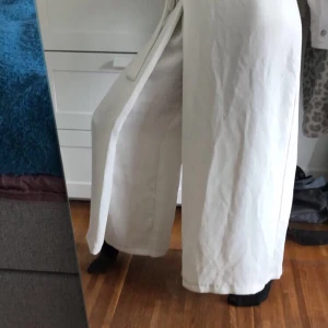 Byxor från ZARA  - Otroligt snygga byxor från Zara!! Vita och skönt ”kostymbyxmaterial”, med knyte på sidan. Väldigt vida, så funkar perfekt att ha istället för en kjol också 😊 bra skick! 