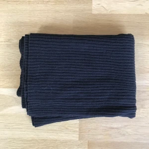 Weekday halsduk - En svart tubhalsduk från weekday, ribbad svart. Frakt ingår!