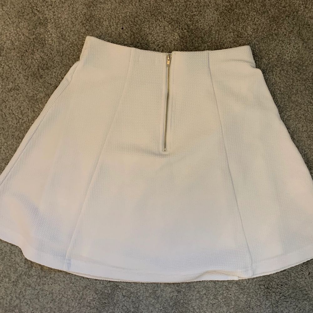 Supergullig vit kjol från Cubus i storlek S. Den har en vit innerkjol och dragkedja på baksidan. Säljs då den blivit för liten för mig. Frakt tillkommer, kan även mötas upp i Umeå 💕🦋. Kjolar.