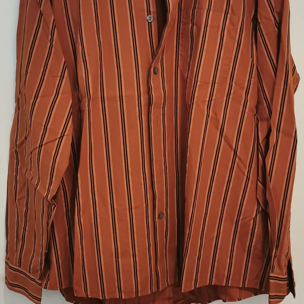 Orangerandig skjorta från gigili. . Skjortor.