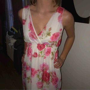  klänning  - Söt blommig klänning från Nelly.com. Endast använd en gång. Frakt 49 kr 