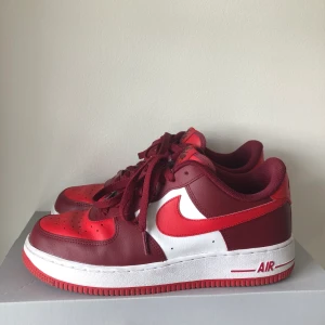 Air force 1 röda  - Säljer mina röda Air force 1. Storlek 40 men passar 39/40 💕 700kr men om fler är intresserade blir det budgivning, frakt tillkommer 🥰🥰