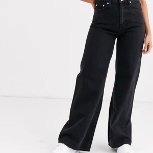 Svarta ace jeans - Favoritbyxorna! weekdays populära ace i svart, har dock blivit lite gråare nyans vilket jag tycker e snyggt! Fint skick, några slitna sömmar, kan skicka bild vid behov :) 