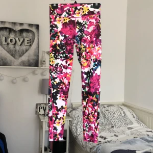 Adidas tights  - Väldigt coola tights som jag bara har använt ett fåtal gånger✨🤩 Om du är intresserad tveka inte på att skriva till mig☺️. FÖRST TILL KVARN⚠️ KÖPAREN STÅR FÖR FRAKTEN⚠️