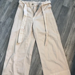 Byxor från bershka  - Beiga byxor från bershka med skärp. Storlek 36. Använda fåtal gånger. 
