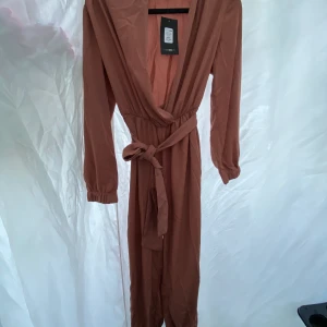 Byxdress från Fashion Nova strl M - Ny - Helt ny byxdress från Fashion Nova säljes i strl M. 200kr + frakt