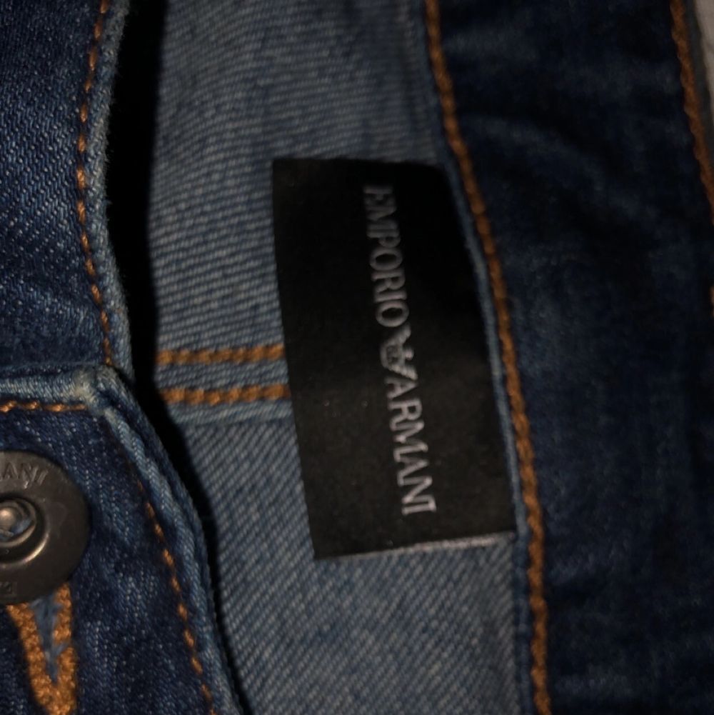 Säljer helt nya oanvända Armani jeans, storlek 30 men passar även 32. Nypris: 1600 men säljer för billigare då dom inte kommer till användning. Pris kan diskuteras vid snabb affär! Kan mötas i och runt Göteborg. Jeans & Byxor.