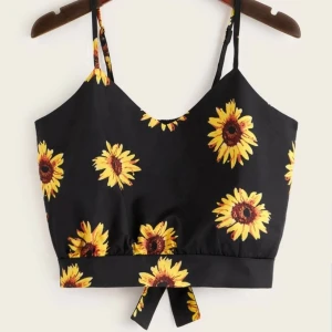 Blommig tröja - GRATIS FRAKT - Säljer denna croptop från Shein som är endast använt vid ett tillfälle. Den är i storlek S och är väldigt bekväm! Säljer för 140kr inklusive frakt 🥰