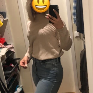 stickad tröja med högre krage - en väldigt ljusrosa stickad tröja från hm, väldigt sällan använd därför i väldigt fint skick. Bilderna framhäver ej färgen så bra men skriv till mig för bättre bild🤠👍🏼 ( materialet är inte stickigt eller kliar )