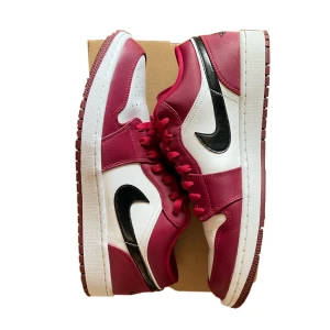Air Jordan 1 low Noble Red - Säljer dessa i toppskick! Storlek 46, box saknas. Kan mötas i Sthlm eller frakta mot kostnad! @letmeplugse 