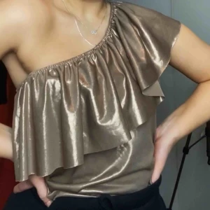  - Passar även som en M. Använd endast 1 gång. Frakt: 40kr