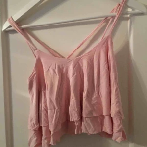  - Topp i storlek XS/S. Fint skick men säljes då den inte kommer till användning. •Köparen står för frakt!