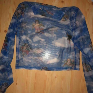  - 3 superduper fina tröjor • ängel croptop storlek s från vintagebutik i london,100 kr •vit gullig croptop s från Gina, 50 kr •mech top från brandy Melville s/m, 50 kr! 