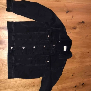  - Svart jeansjacka inköpt på carlings, nypris 600kr använd 2 gånger