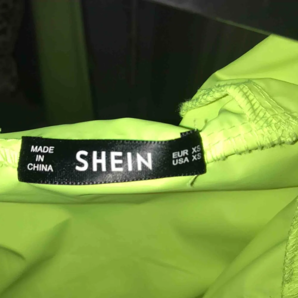 Säljer denna neongula jackan från SHEIN ❤️ den är knappt använd och i bra skick! Köparen står för frakten. Tröjor & Koftor.