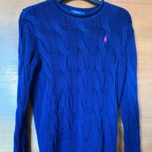  - jättefin i mkt fint skick stickad tröja i. bomull xs ralph lauren inköpt wakakuu navy  köparen står för frakt