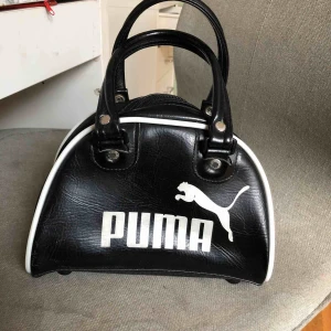  - Superfin puma handväska I bra skick. Kan mötas upp i Stockholm, köparen står för frakt. 