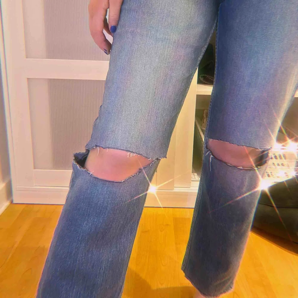 Helt nya jeans, står storlek 42 men passar mig som har 38. Säger pga att jag inte har någon användning av dem 🥰. Jeans & Byxor.