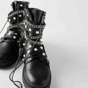  - Svins snygga kängor, knappt använda. Köpta för ca 1100kr. Så fint med kjol o en stickad tröja till, eller en långklänning till exempel!