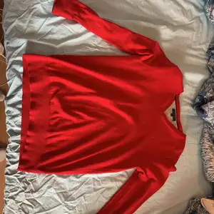 röd v-ringad tröja från Tommy Hilfiger, sparsamt använd 