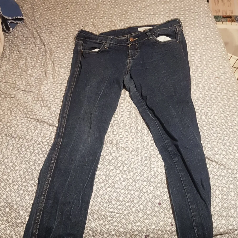 De här et t par mörkblå jeans.. Jeans & Byxor.