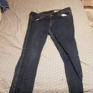 De här et t par mörkblå jeans.