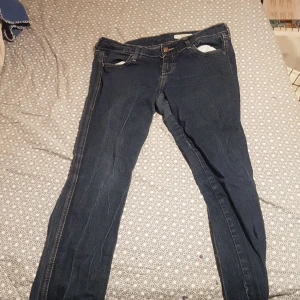 Ett par mörkblå jeans. - De här et t par mörkblå jeans.